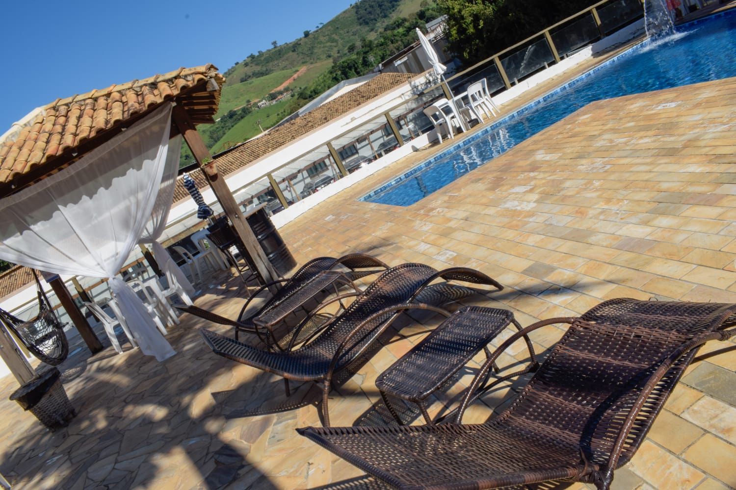Quiosques ao lado da piscina