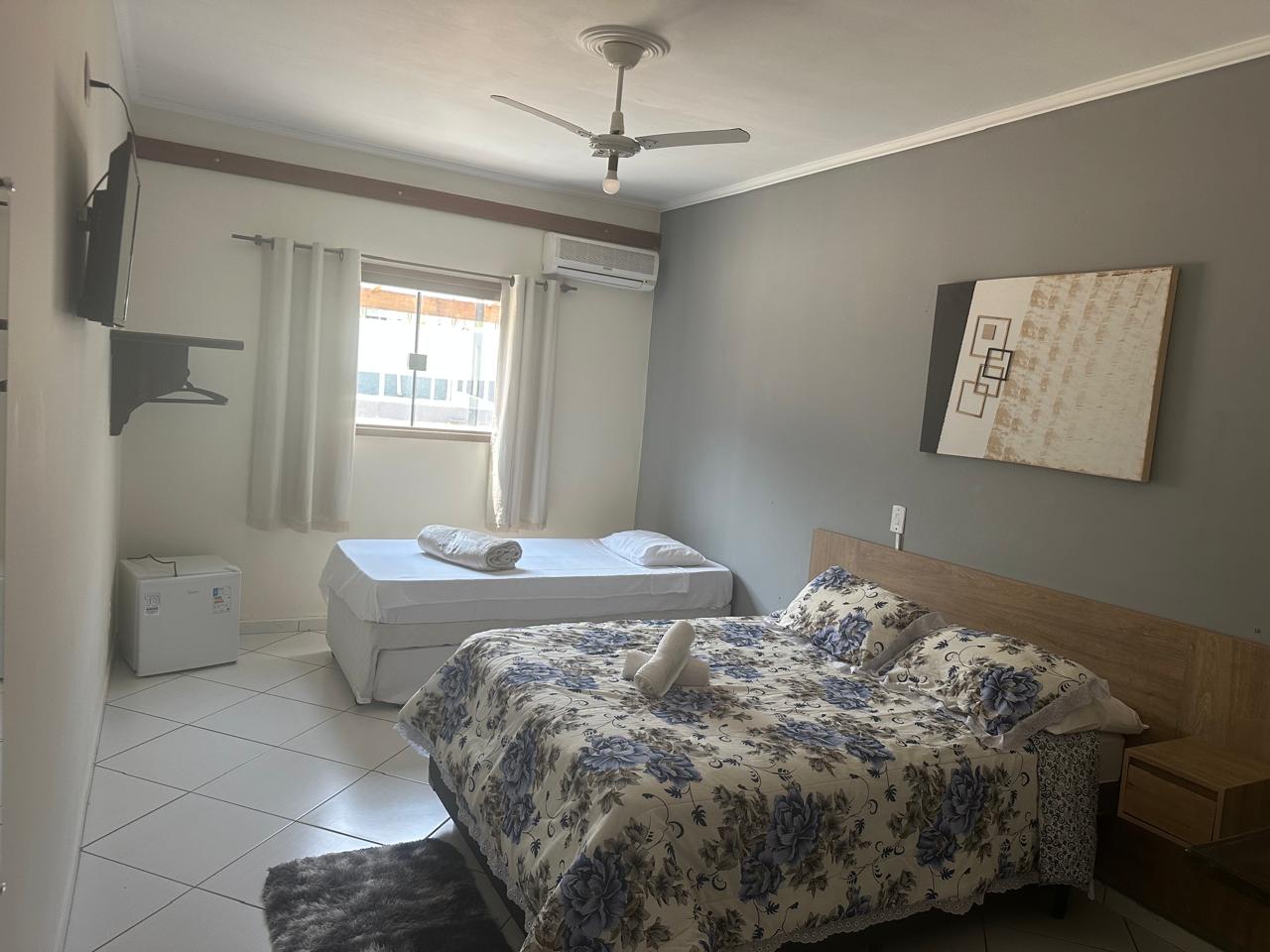 Quarto casal com frigobar