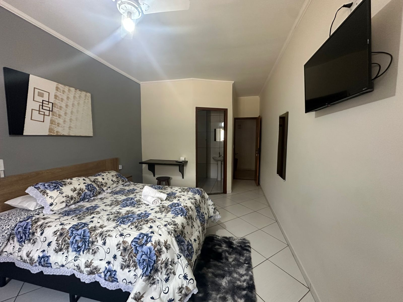 Quarto amplo com TV