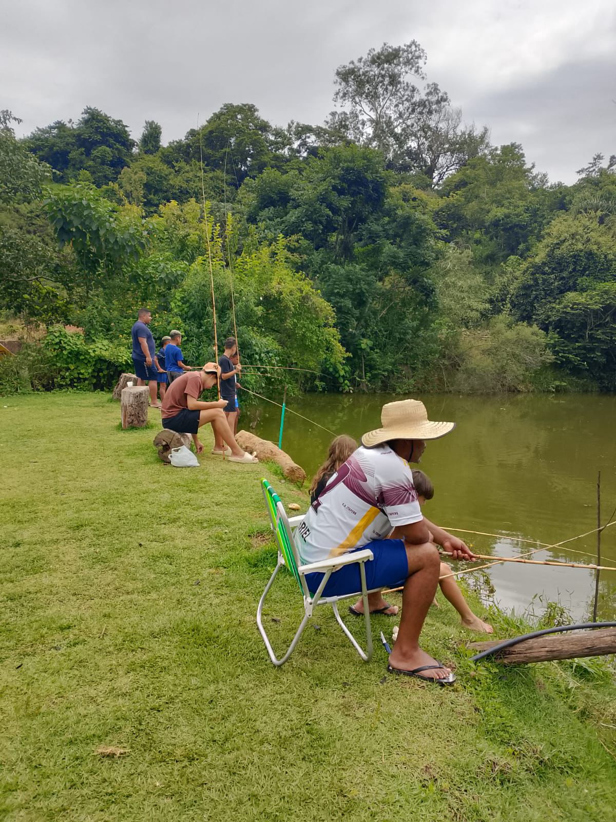 Lago de pesca em família